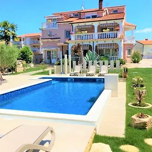 Engel With Pool Apartman